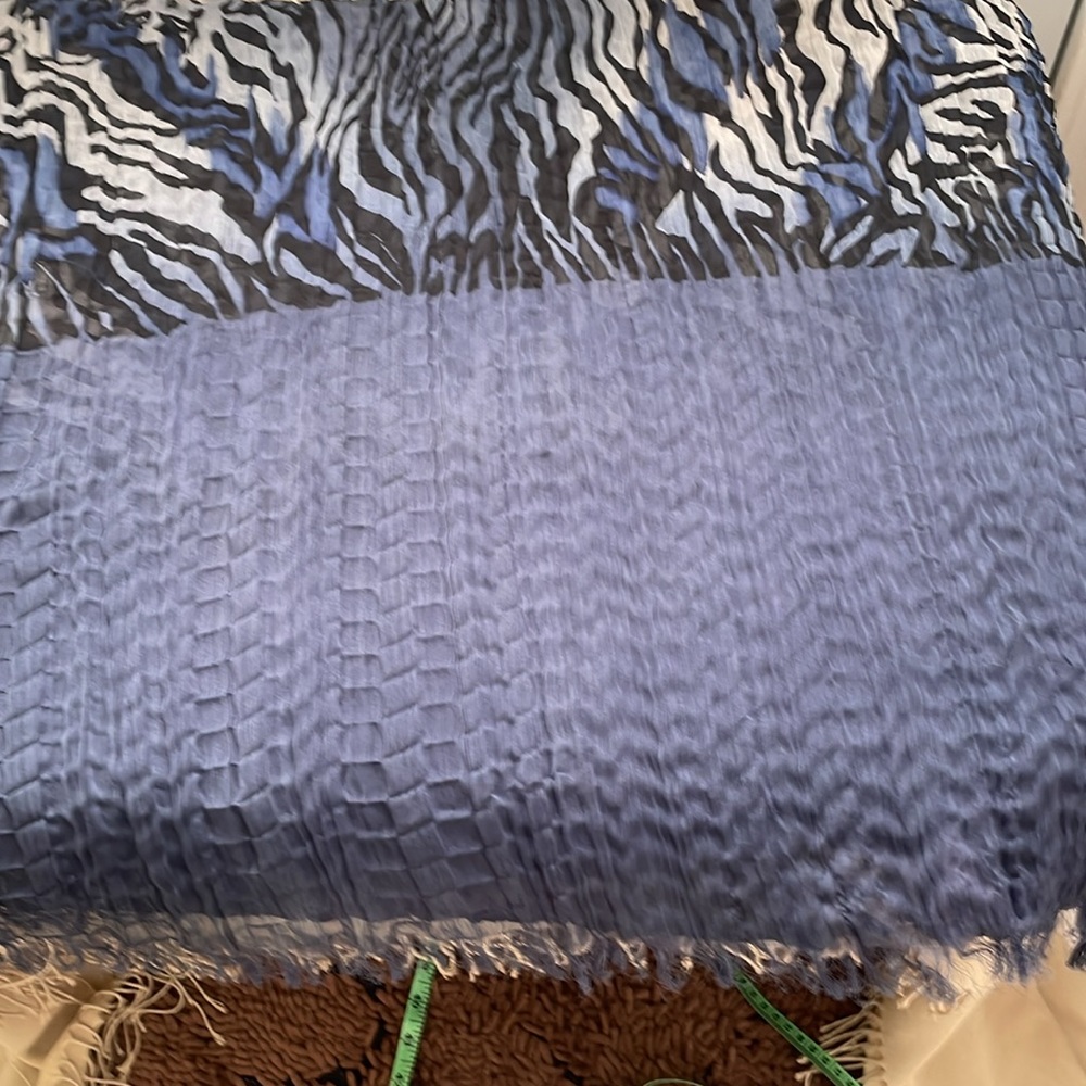 Scarf/wrap Sheer. multi leopard pattern - Picture 3 of 7